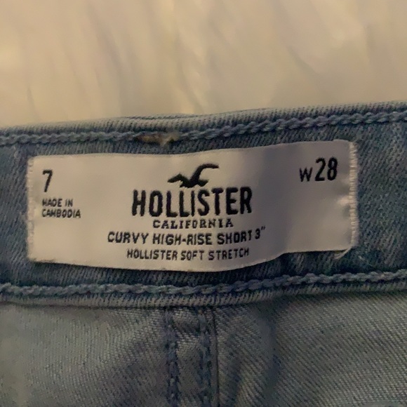 HOLLISTER Curvy 3” High Rise Stretchy ripped jean shorts - Picture 2 of 3